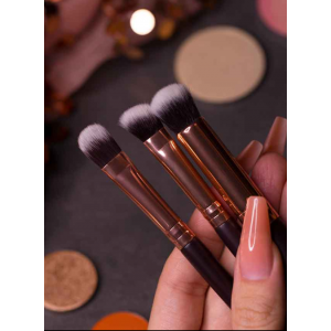 London Copyright 202 Angled Crease Brush MAKEUP