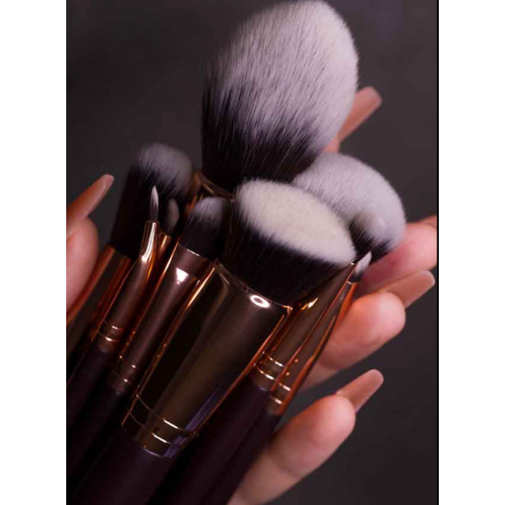 London Copyright 202 Angled Crease Brush MAKEUP